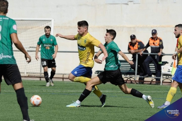 Jordi en el derbi ante el CD Huétor Vega (JOSÉ M. BALDOMERO) 