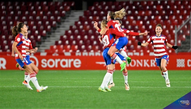 Las jugadoras del Granada celebran el primer gol ante el Betis en `Los Cármenes` en la ronda anterior (JOSÉ M. BALDOMERO)