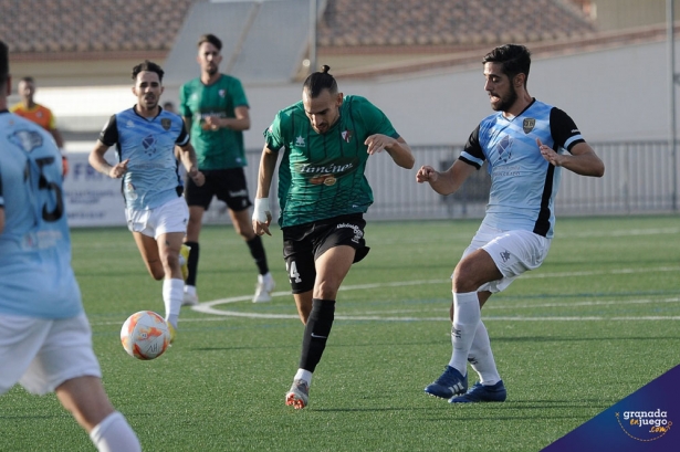 Una acción del derbi de la primera jornada de liga entre Huétor Vega y Arenas (J. M. BALDOMERO)