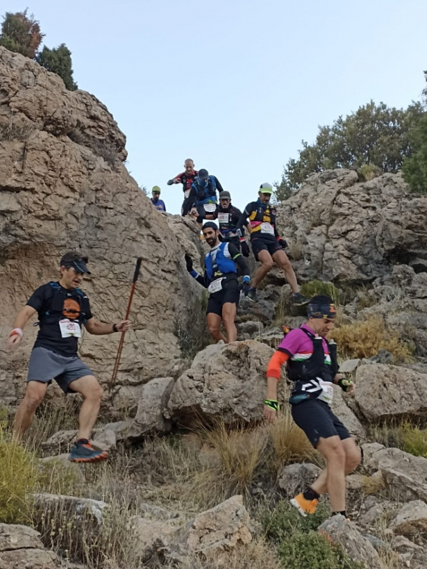 Varios corredores realizan una peligrosa bajada (DAVI / AYTO. GÜÉJAR SIERRA) 