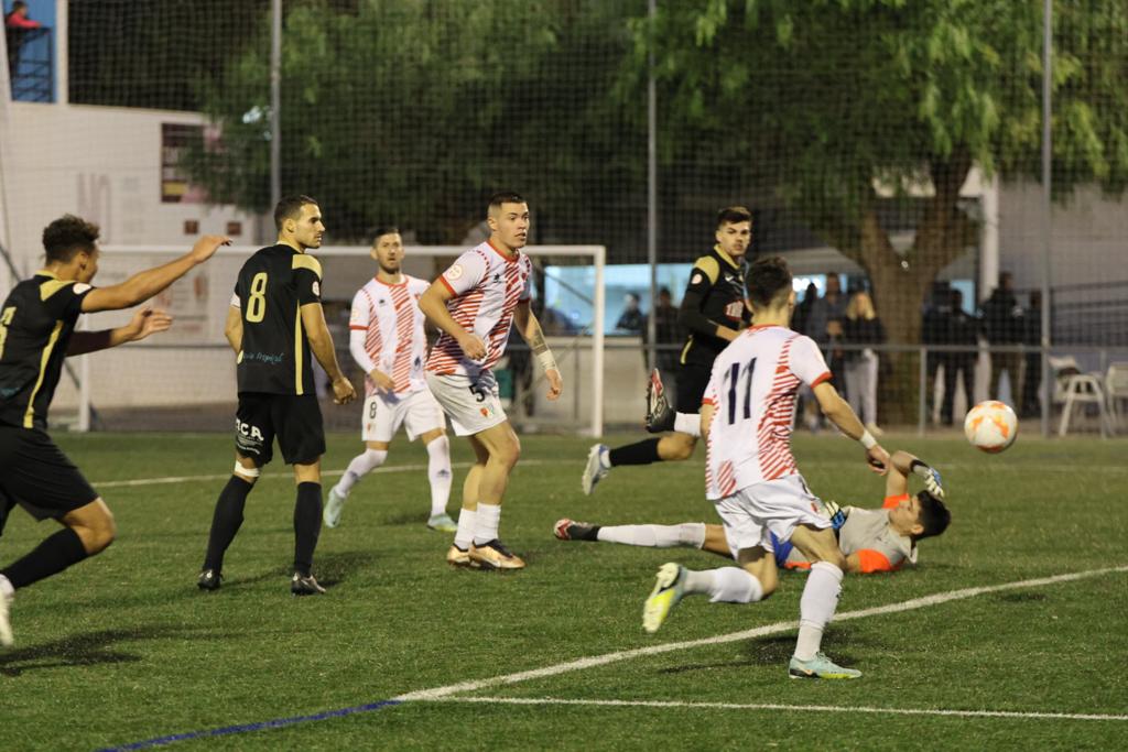 Acción del derbi entre Arenas y Motril en el Municipal de Armilla (JOSÉ ANDRÉS FERNÁNDEZ / ARENAS DE ARMILLA) Acción del derbi entre Arenas y Motril en el Municipal de Armilla (JOSÉ ANDRÉS FERNÁNDEZ / ARENAS DE ARMILLA)