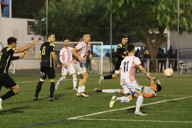 Acción del derbi entre Arenas y Motril en el Municipal de Armilla (JOSÉ ANDRÉS FERNÁNDEZ / ARENAS DE ARMILLA)