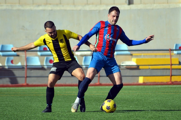 Antonio Molina protege el balón ante un jugador del Montefrio CF (JAVIER PALMA)