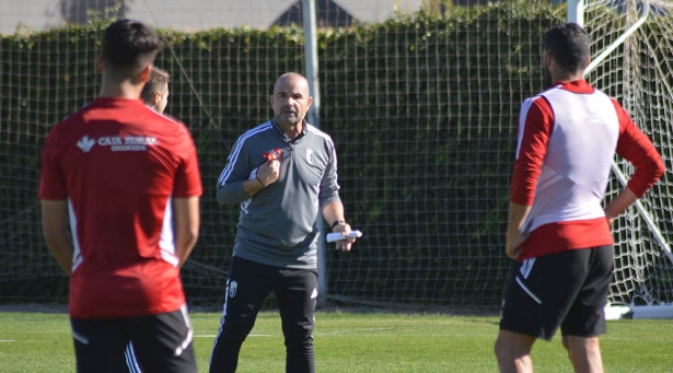 Paco López da instrucciones durante un entrenamiento (JAVIER PALMA)