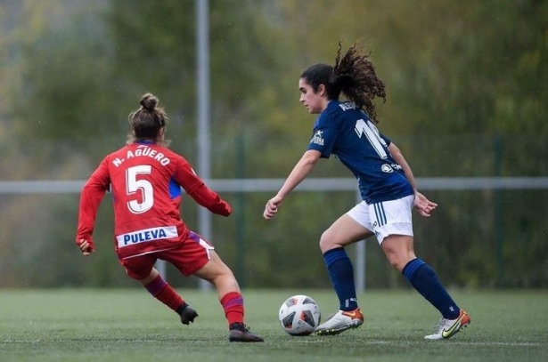 Nerea Agüero presiona a una rival durante un lance del partido en Oviedo (REAL OVIEDO)
