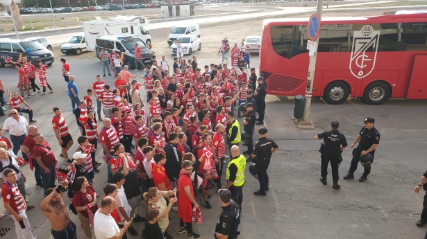 Aficionados del Granada reciben al autobús del equipo en la visita a Cartagena (FRAN CALVO)