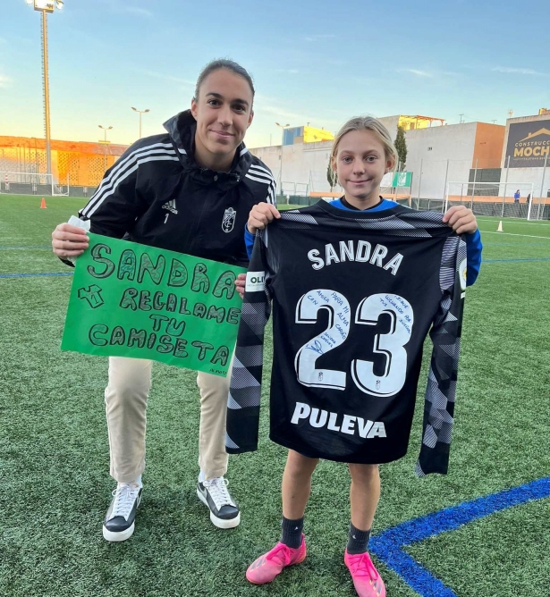 Sandra Estévez junto a Alma, que sostiene la camiseta firmada por la guardameta (TWITTER)