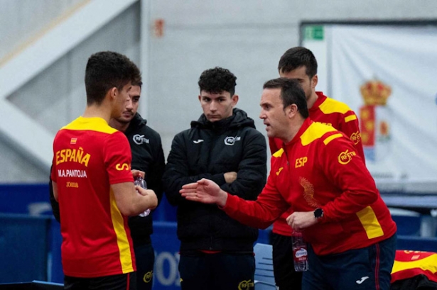 Víctor Sánchez dando instrucciones (RFETM)