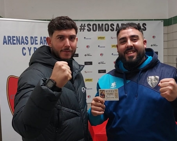 El entrenador Julio Catalá y el delegado Ángel Luna, en uno de los vídeos promocionales de la Lotería de Navidad del Arenas (ARENAS DE ARMILLA)