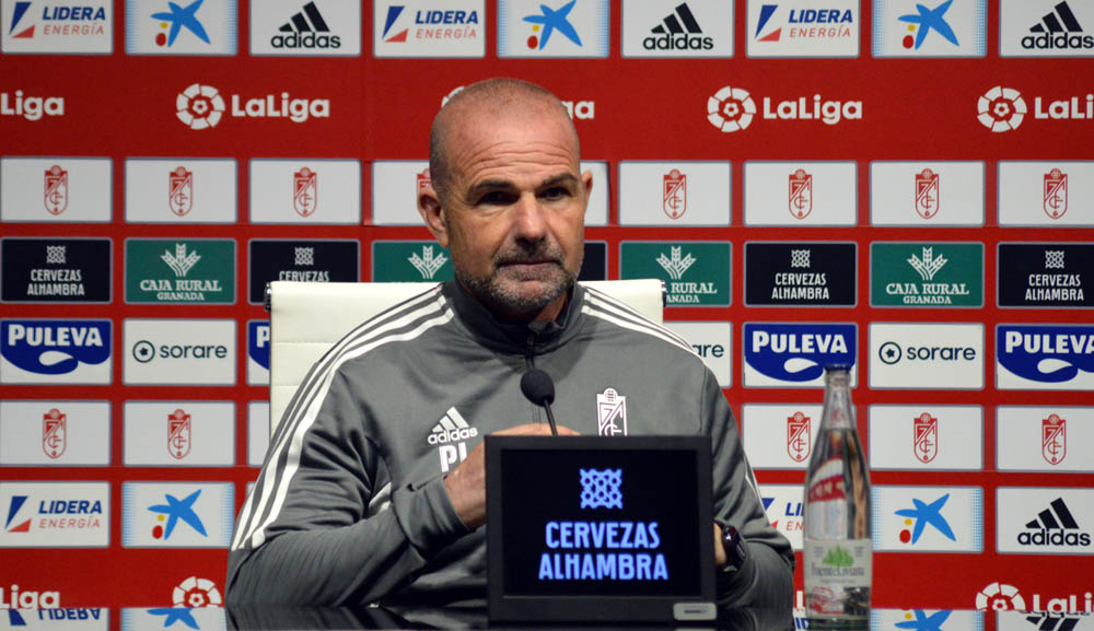 Paco López, entrenador del Granada CF, en un momento de la rueda de prensa previa al partido con el Alavés (J. PALMA) Paco López, entrenador del Granada CF, en un momento de la rueda de prensa previa al partido con el Alavés (J. PALMA)