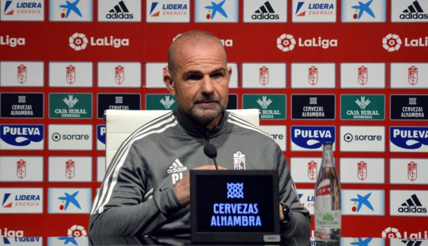 Paco López, entrenador del Granada CF, en un momento de la rueda de prensa previa al partido con el Alavés (J. PALMA)