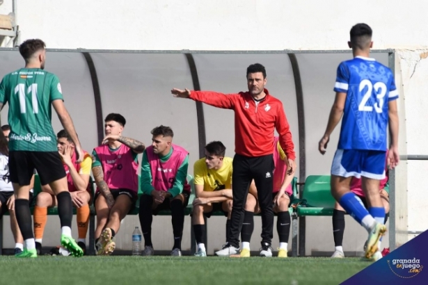 El técnico del CD Huétor Vega en el partido contra la UD Maracena (JOSÉ M. BALDOMERO) 