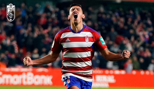 Uzuni celebra uno de sus goles ante el Alavés (PEPE VILLOSLADA / GCF)