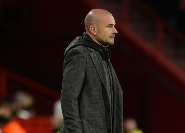 Paco López, durante el duelo frente al Alavés en `Los Cármenes` (LALIGA)