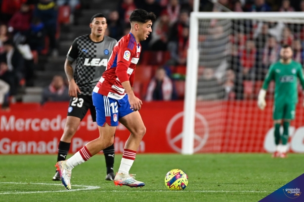 Víctor Meseguer, en una acción del duelo contra el Alavés (JOSÉ M. BALDOMERO)