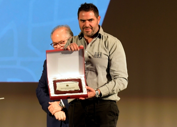 Fermín Criado recibe el distintivo en la Gala del Deporte celebrada en Baza (AEPD GRANADA)