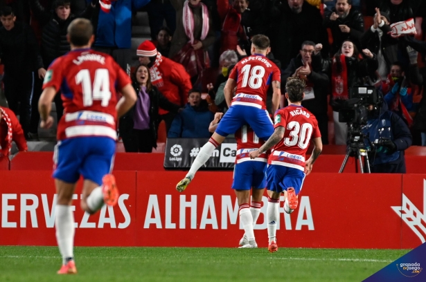 Los jugadores del Granada celebran uno de los goles marcados ante el Alavés (JOSÉ M. BALDOMERO)