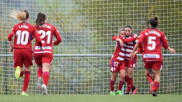 Las jugadoras del Granada celebran el segundo gol anotado en Oviedo en la última jornada