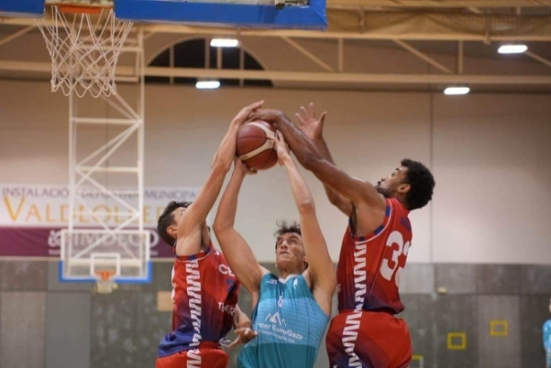 Devin Wright lucha por el rebote (CB LA ZUBIA) 