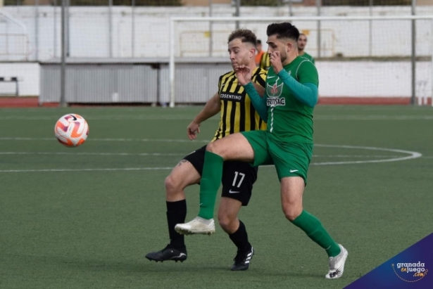 Dani Torres pelea por el balón con un jugador del Cantoria (JOSÉ M. BALDOMERO) 