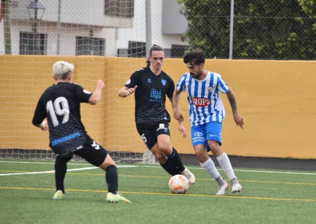  El local Marcos de Loma rodeado de los malagueños Rafa y Recio (SEMANARIO MUCHO DEPORTE) 