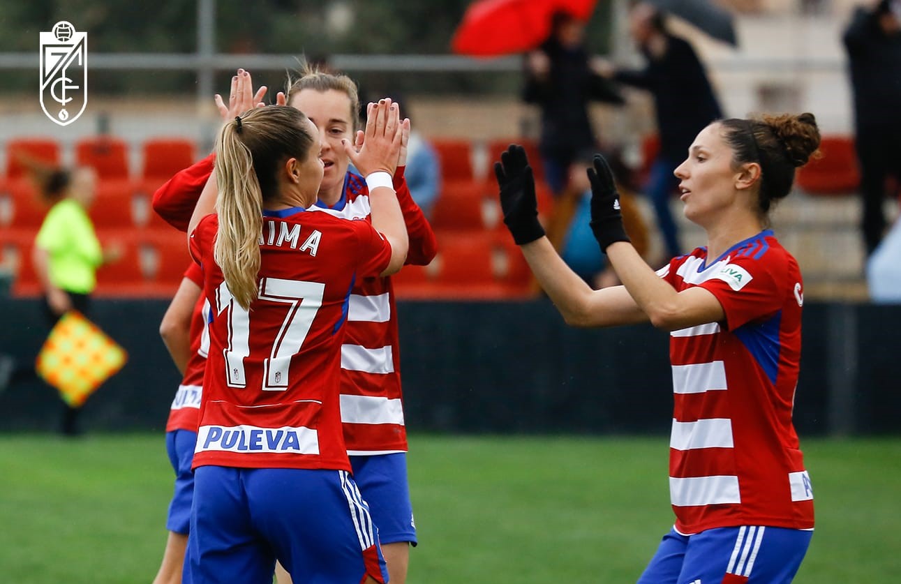 Cristina Moreno celebra junto a sus compañeras el primer gol anotado ante el Rayo (ALEJANDRO PALOMO / GCF) Cristina Moreno celebra junto a sus compañeras el primer gol anotado ante el Rayo (ALEJANDRO PALOMO / GCF)