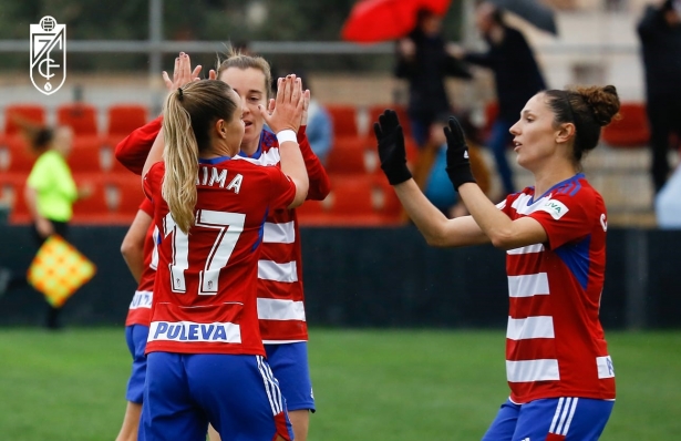 Cristina Moreno celebra junto a sus compañeras el primer gol anotado ante el Rayo (ALEJANDRO PALOMO / GCF)