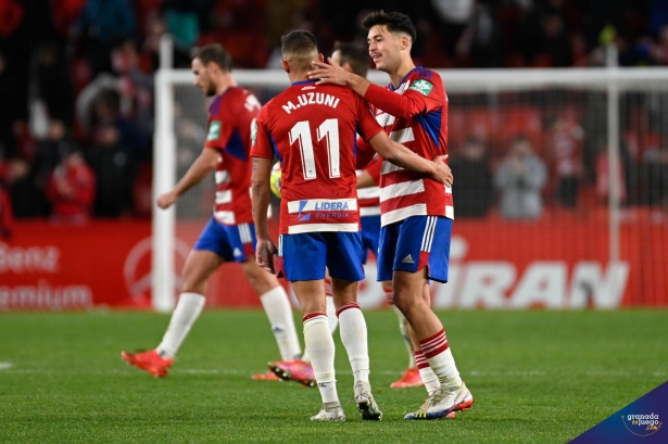 Meseguer y Uzuni celebran la victoria del Granada sobre el Alavés (JOSÉ M. BALDOMERO)