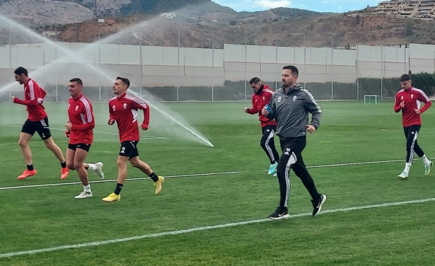Jugadores del Granada, con Bodiger entre ellos, a la salida al campo de la Ciudad Deportiva este lunes (FRAN CALVO)