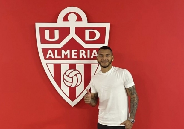Luis Suárez posa junto al escudo del Almería (UD ALMERÍA)