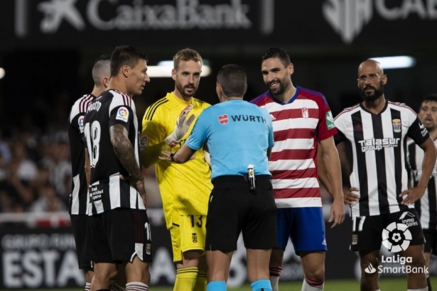 Puertas, entre Aarón y Mikel Rico en un lance del partido de la primera vuelta (LALIGA)