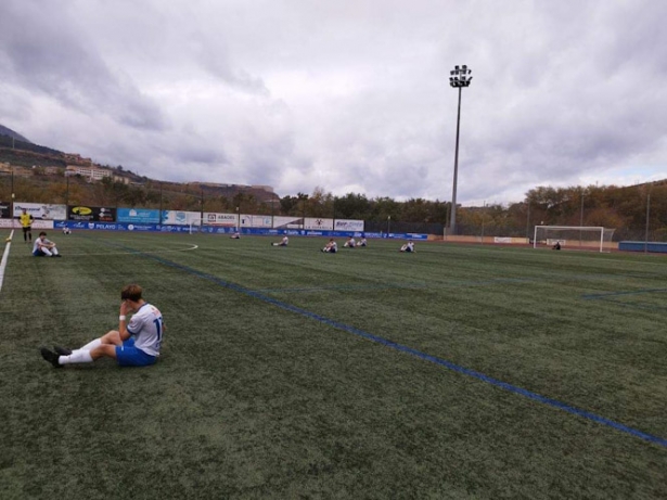 Jugadores del Loja juvenil sentados en el terreno de juego (PACO CASTILLO)