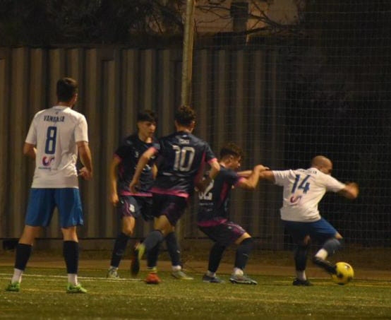 Ismael protege el balón ante un jugador del Puerto de Motril CF (RFAF) 