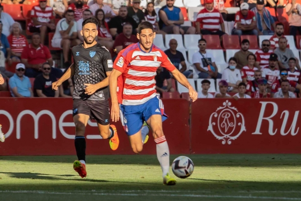Bodiger, en un lance durante el duelo frente al Málaga en el Trofeo `Ciudad de Granada` este verano (JOSÉ VELASCO / GRJ)