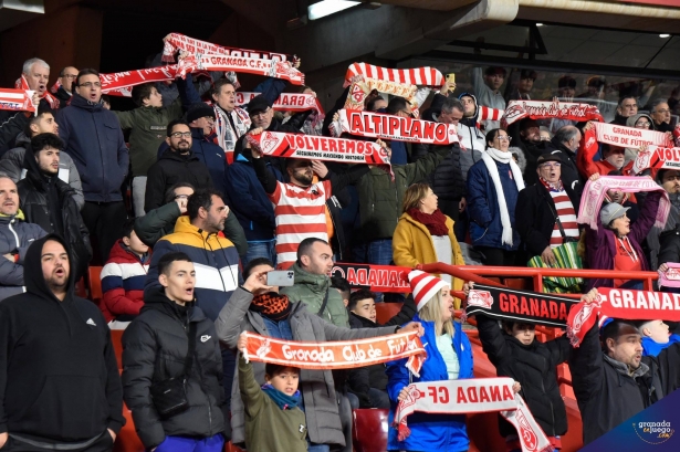 Aficionados del Granada, en el último partido en casa ante el Alavés (JOSÉ M. BALDOMERO)