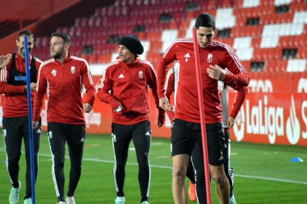 Bodiger, en la sesión previa al duelo contra el Málaga celebrada en `Los Cármenes` (JAVIER PALMA)