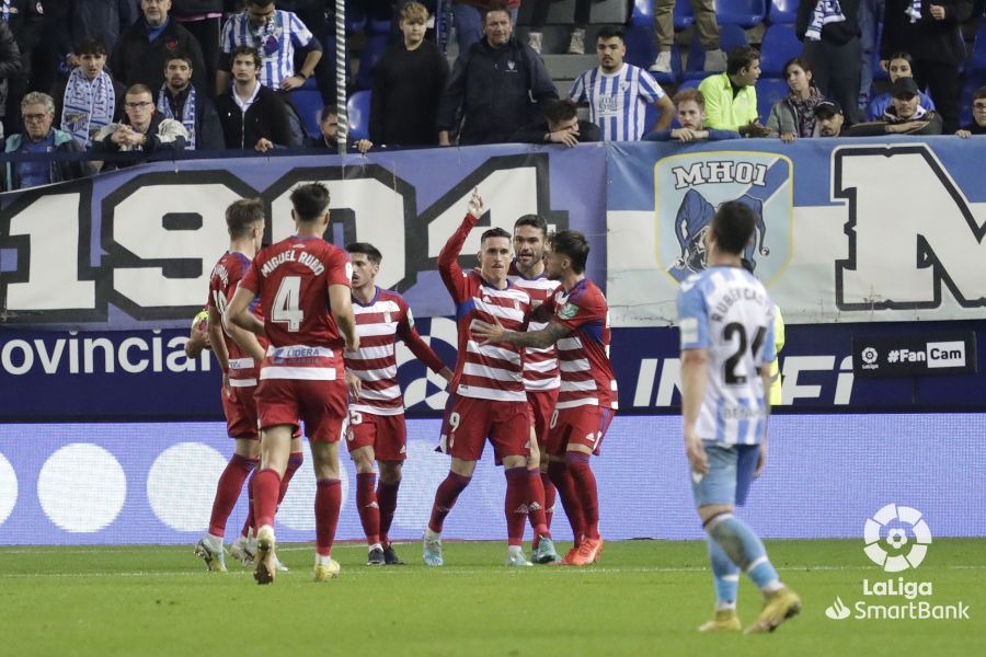 Los jugadores del Granada celebran el gol de Callejón ante el Málaga (LALIGA)