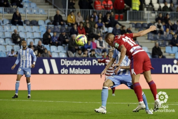Uzuni remata una de las ocasiones claras de las que gozó ante el Málaga (LALIGA)