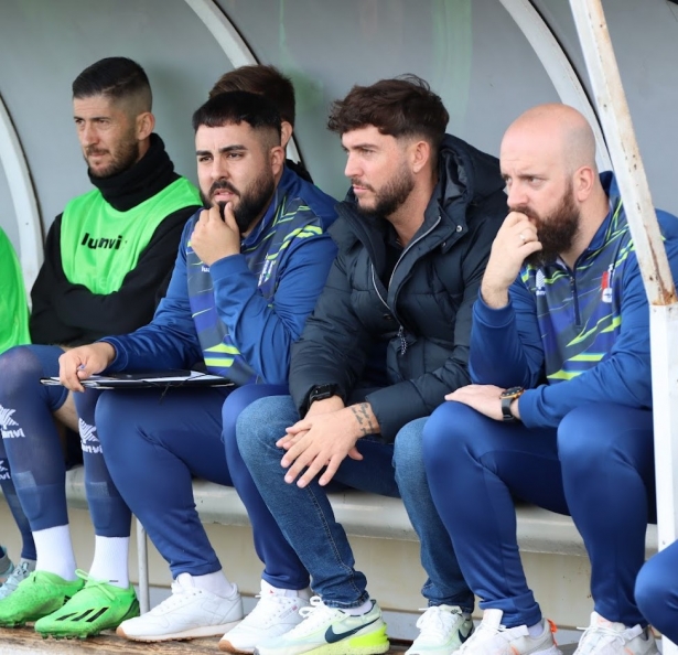 Julio Catalá, junto a miembros del Arenas en el último partido ante El Palo (JOSÉ ANDRÉS FERNÁNDEZ / ARENAS DE ARMILLA)