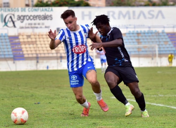 Una acción del encuentro jugado por el Motril en casa ante el Maracena (SEMANARIO MUCHO DEPORTE)