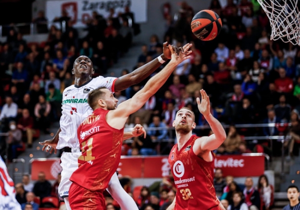 Petit Niang pelea por el rebote (ESTHER CASAS / ACB PHOTOS)