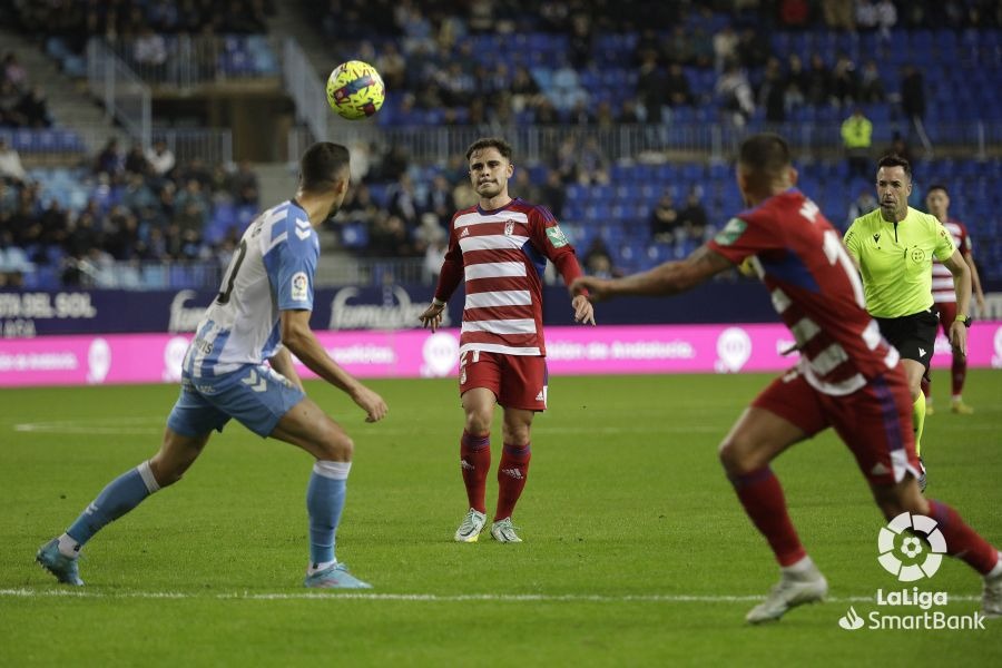 Melendo, uno de los futbolistas que mayor protagonismo ha adquirido con Paco López, durante un lance del derbi en Málaga (LALIGA)