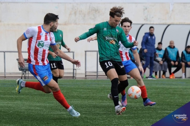 Javi Prieto entre dos jugadores del Torredonjimeno (JOSÉ M. BALDOMERO) 