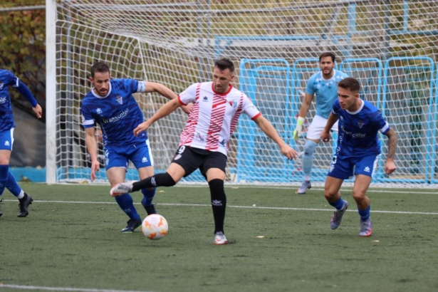 Alberto Sánchez, entre dos contrarios durante un lance del derbi en Maracena (JOSÉ ANDRÉS FERNÁNDEZ / ARENAS DE ARMILLA)