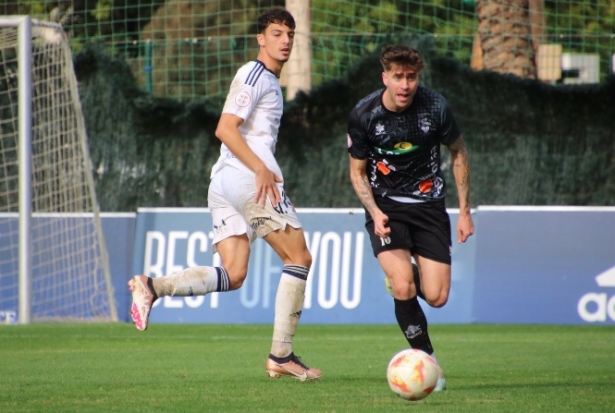 Juanan Entrena, que marcó el gol del CD Huétor Tájar, avanza con el balón (MARBELLA FC) 
