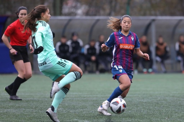 Laura Pérez, en un lance del partido en Eibar ante una jugadora local (SD EIBAR)