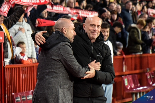 Julián Calero se saluda con Paco López antes del inicio del partido (JOSÉ M. BALDOMERO)