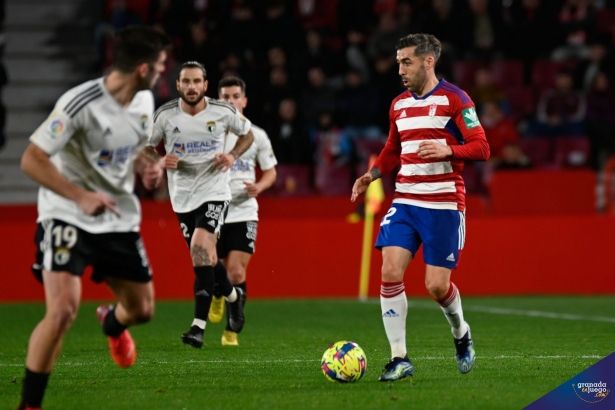 Alberto Perea, en una acción ante el Burgos (JOSÉ M. BALDOMERO)