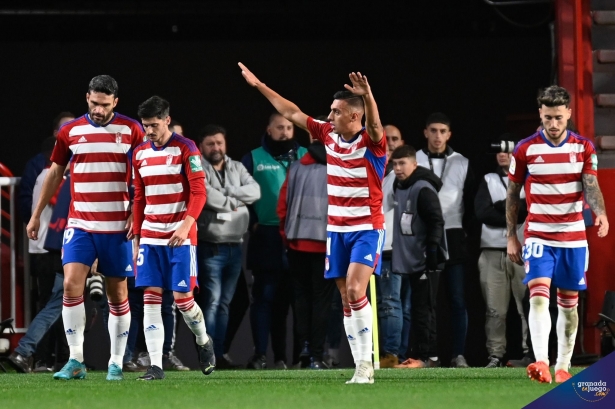 Uzuni celebra su gol ante el Burgos en `Los Cármenes` (JOSÉ M. BALDOMERO)