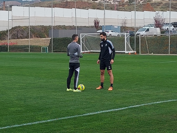 André Ferreira, junto a uno de los readaptadores sobre el verde de la Ciudad Deportiva (FRAN CALVO)
